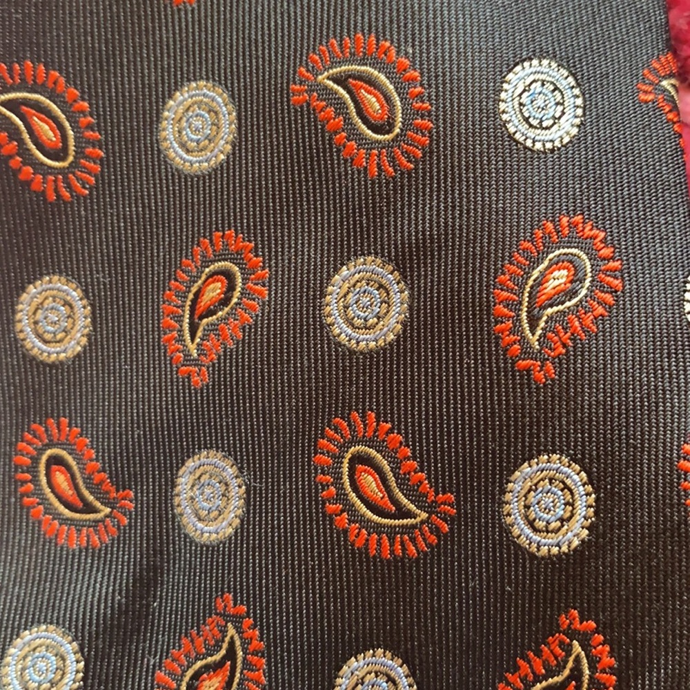 Cristalle Laurel silk tie.